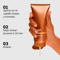 Aplicación del Acondicionador Wella Ultimate Smooth para controlar el frizz y suavizar el cabello