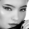 Eyeliner Andreia Ink Freak negro, eyeliner líquido de alta precisión. Maquillaje profesional para ojos definidos.