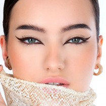 Eyeliner Andreia Ink Freak marrón, eyeliner líquido de alta precisión. Maquillaje profesional para ojos definidos.