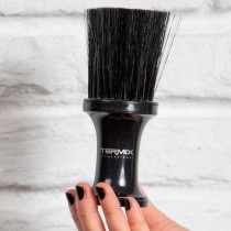 Cepillo Termix Talco negro con depósito de polvos, diseñado para limpiar el cuello y la cara tras el corte de pelo.