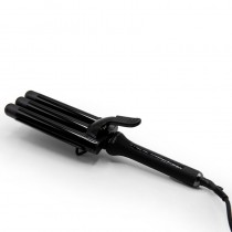 Tenacilla Corioliss Triple Barrel, herramienta avanzada para crear ondas y rizos profesionales.