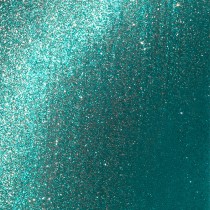 Uñas con brillo multidimensional gracias al esmalte Andreia Cat Eye.