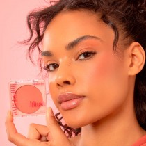 Maquillaje de alta calidad de la marca Andreia para uso profesional.