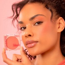 Maquillaje de alta calidad de la marca Andreia para uso profesional.