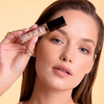 corrector líquido hidratante Eveline con ácido hialurónico