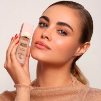 base Eveline Wonder Match con textura ligera