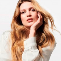 Aceite para acabado y nutrición de cabello fino de Wella, efecto brillo espejo.