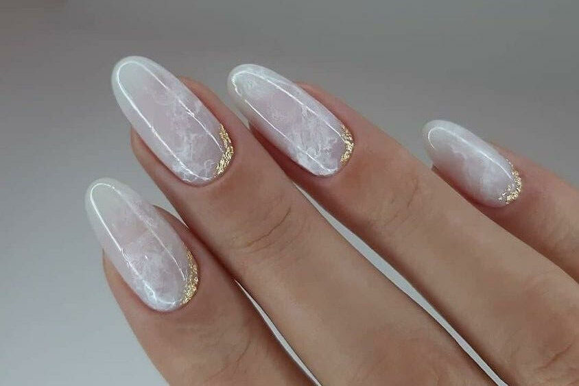 Tendencia en uñas: Manicura de mármol o uñas de joyas - SoyMazuelas